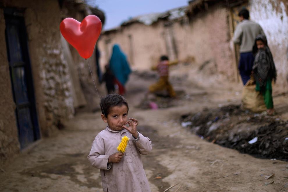 enfant pakistanais, ballon en coeur