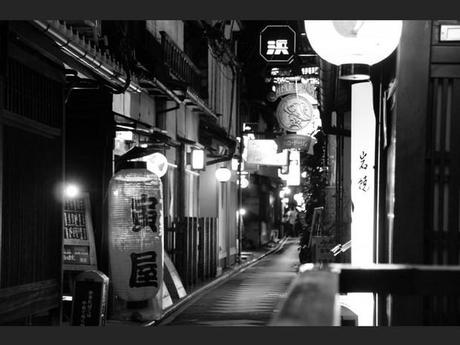La rue Pontocho à Kyoto est célèbre pour ses restaurants et ses maisons de thé (Japon).