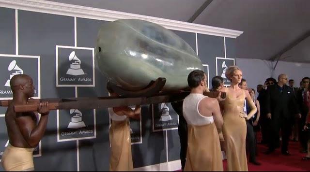 - Lady Gaga arrive dans un oeuf géant sur le tapis rouge des Grammy !
