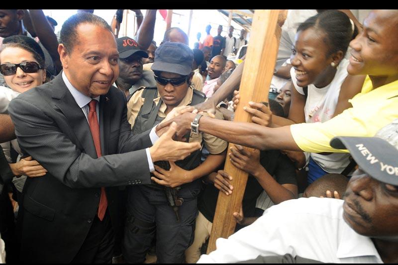 L’ancien dictateur haïtien, Jean-Claude Duvalier, a été ovationné par plusieurs milliers de personnes, mardi 8 février, lors d’une visite à Léogâne (au sud-ouest de Port-au-Prince) où il s’est recueilli sur la tombe de ses grands-parents, au lendemain du 25e anniversaire de sa chute, en 1986. 