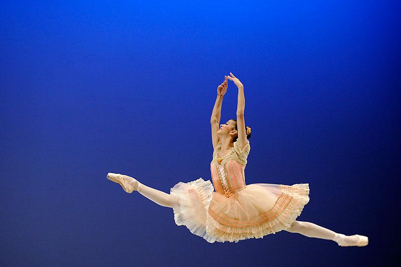 Début février, au terme du 39e Prix de danse de Lausanne, sept jeunes danseurs ont obtenu une bourse d’étude dans l’une des écoles ou compagnies partenaires. Parmi les lauréats, la Brésilienne Mayara Magri, de l’École de Ballet de Rio, ici en pleine représentation. 