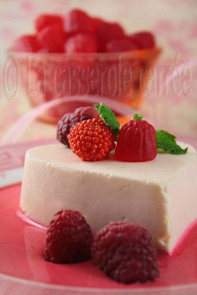 Coeurs à la crème classiques, sur coulis de framboise au Grand Marnier