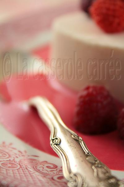 Coeurs à la crème classiques, sur coulis de framboise au Grand Marnier