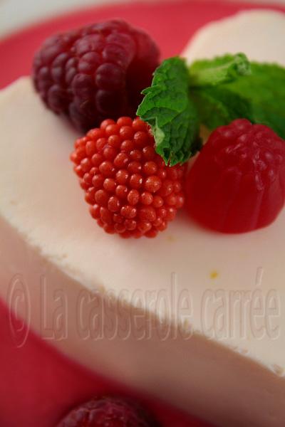 Coeurs à la crème classiques, sur coulis de framboise au Grand Marnier
