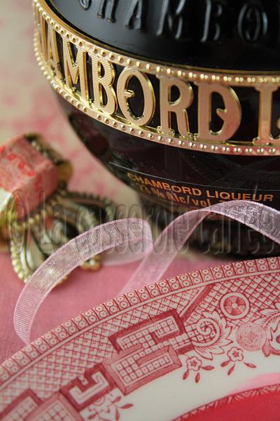 Coeurs à la crème classiques, sur coulis de framboise au Grand Marnier