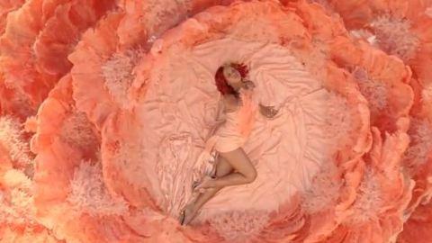 Rihanna ... La pub vidéo de son parfum Rebl Fleur