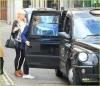 Emma Watson faisant du lèche vitrine à Knightsbridge.