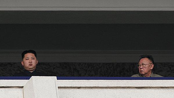 Le-president-Nord-Coreen-Kim-Jong-Il-et-son-fils-Kim-Jong.jpg