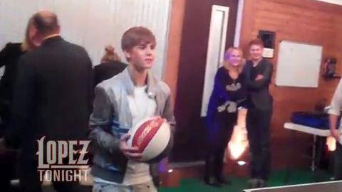 Justin Bieber ... Un vrai artiste, même au basket (vidéo)