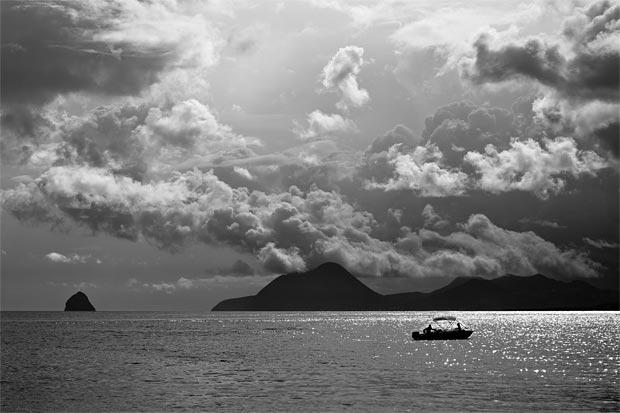 paysage martinique mer noir et blanc barque