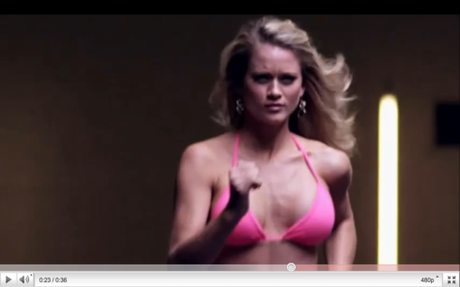 Image 1 Model vs. Modèle en bikini