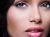 Brune, yeux verts, teint