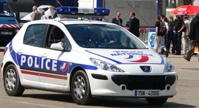http://static.mcetv.fr/img/2011/02/police-etudiant-saucissone.jpg