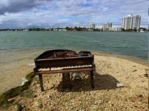 piano à miami 300x224 Fake or not #8 ? Un piano à la mer ?