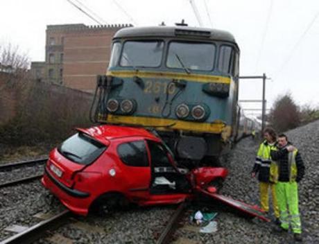 Miracle à Morlanwelz : Percutée par 2 trains sur un passage à niveau, elle s'en sort indemne