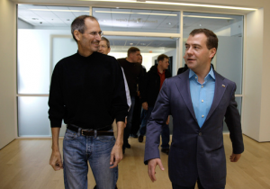 Steve Jobs offre un iPhone Simlocké à Medvedev