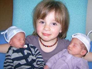 La naissance par césarienne des jumeaux de Juju