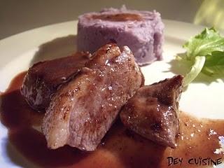 Filet de canard poêlé, purée vitelotte & sauce aux prunes épicée Filet de canard poêlé, purée vitelotte & sauce aux prunes épicée