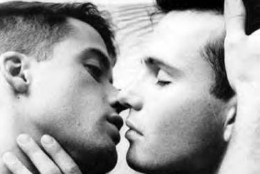 http://static.mcetv.fr/img/2011/02/beautiful_gay_kiss.jpg