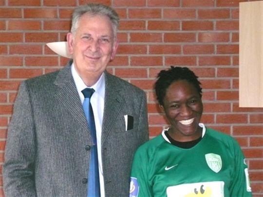 Une joueuse de foot camerounaise placée en centre de rétention