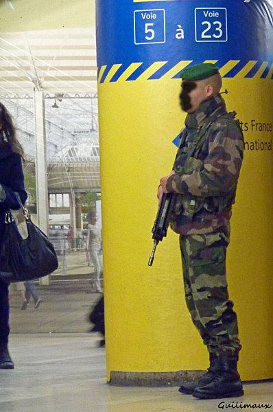 Militaire-arme-en-surveillance-a-la-Gare-de-Lyon.jpg