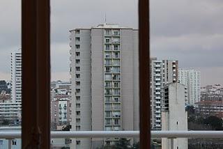 On vit parmi des blocs dressés