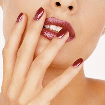 Les vernis à ongles rouges sont à accorder avec un rouge à lèvres de même couleur !