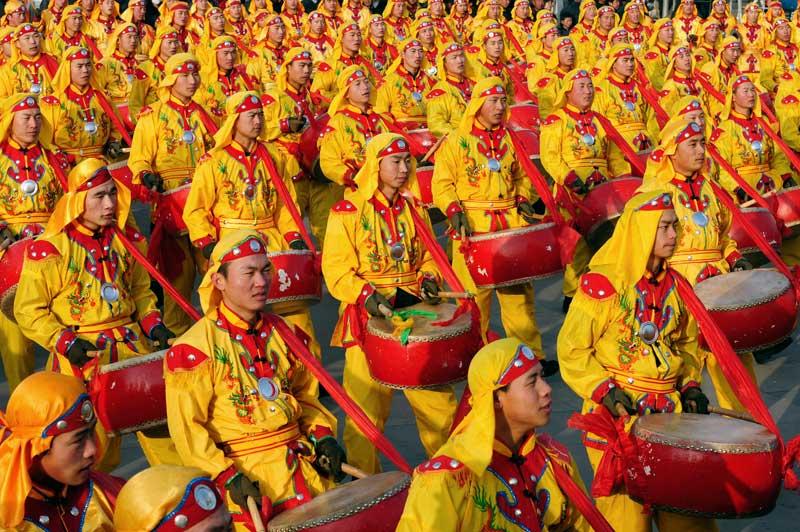 Des joueurs de tambour se produisent lors de la parade du festival annuel de Shehuo, à Xining, en Chine, lundi 14 février. Chaque année, les habitants de la ville se réunissent à cette occasion afin de prier pour les récoltes et les revenus à venir.