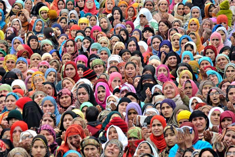 Mercredi 16 février, des musulmans du Cachemire regardent un prêtre qui brandit une relique soi-disant constituée d’un poil de la barbe de Mohammed sur l’autel d’Hazratbal, en Inde. À l’occasion du Eid-e-Milad-un-Nabi, l’anniversaire du prophète, des milliers de pratiquants se réunissent à cet endroit pour prier. 