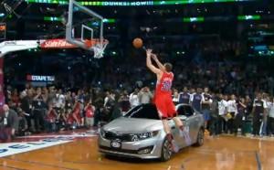 NBA Blake Griffin dunk au dessus d’une voiture