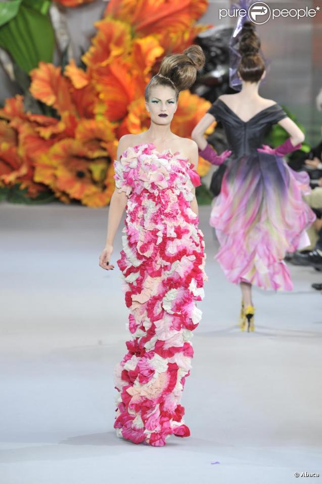 http://static1.purepeople.com/articles/9/59/30/9/@/437446-collection-dior-haute-couture-637x0-1.jpg