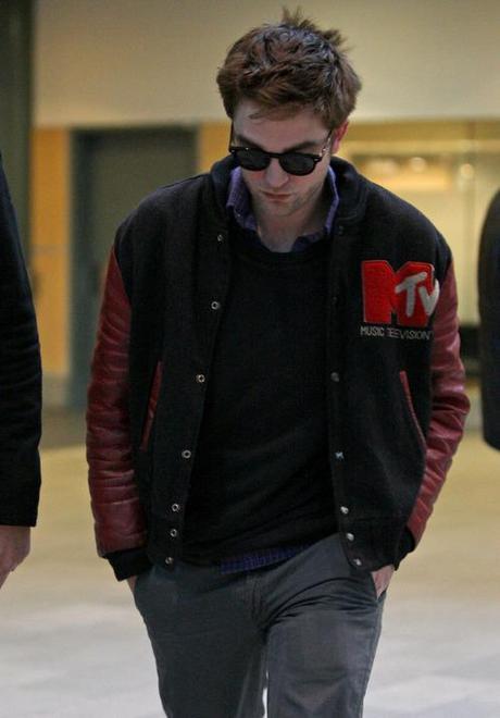 Kristen Stewart et Robert Pattinson arrivent à Vancouver pour le tournage de Breaking Dawn