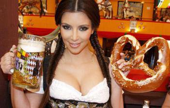 Kim Kardashian la nouvelle pompe à bière !