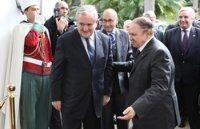 Jean-Pierre Raffarin tente de rassuré les Algériens : « Le président Bouteflika annoncera des initiatives d’ampleur…»