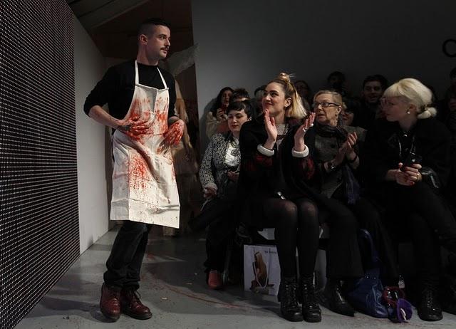 - Charlie Le boucher ensanglante la fashion week de Londres !