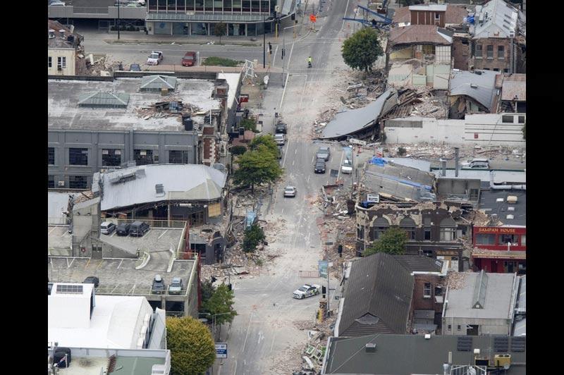 Le séisme de magnitude 6,3 sur l'échelle de Richter qui a frappé, mardi 22 février, Christchurch, la deuxième ville de la Nouvelle-Zélande, a fait au moins 65 morts et de plus de 200 personnes coincées sous des décombres. En septembre 2010, Christchurch avait déjà été frappée par un séisme d'une magnitude de 7.