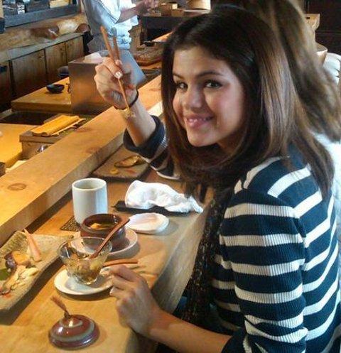 Selena Gomez ... elle adore les sushis ... la preuve en photos