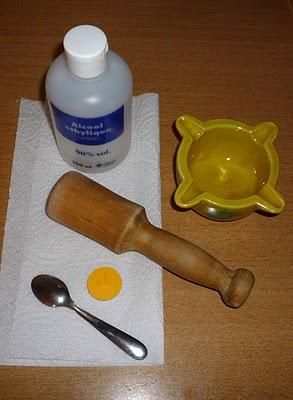 Réparer un fard à paupière cassé.