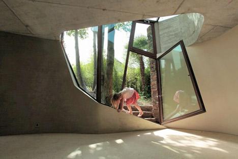 Simplicité et lumière pour une maison originale composée de tours