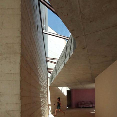 Simplicité et lumière pour une maison originale composée de tours