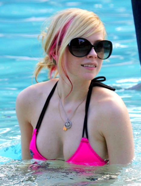 La pause bikini du jour : Avril Lavigne - Paperblog