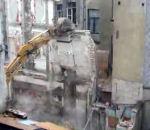 vidéo démolition immeuble habité wc bruxelles pelleteuse