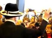 Miss Nationale prend oeuf pleine tête salon l’agriculture