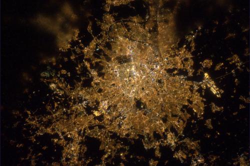 Paris by night vu de l’espace. Photo de la capitale prise...