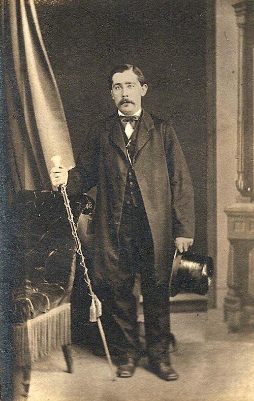 La photographie de Joseph Louis Serment, dit La Franchise de Mornas, Compagnon Passant tailleur de pierre (né vers 1840)