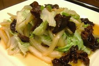 Chou chinois aux champignons noirs 木耳炒白菜 mù ěr chǎo bái cài
