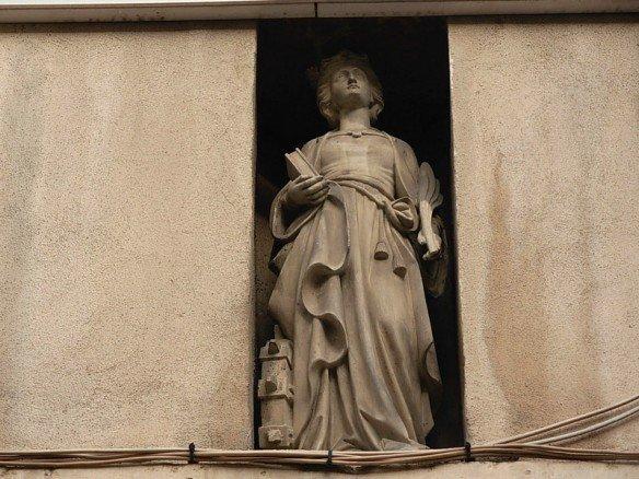 Où se trouve cette statue précisément ? Qui est-elle ?