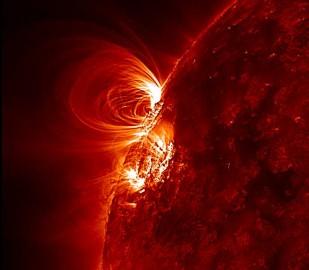 Boucle magnétique au-dessus de la tache solaire 1165