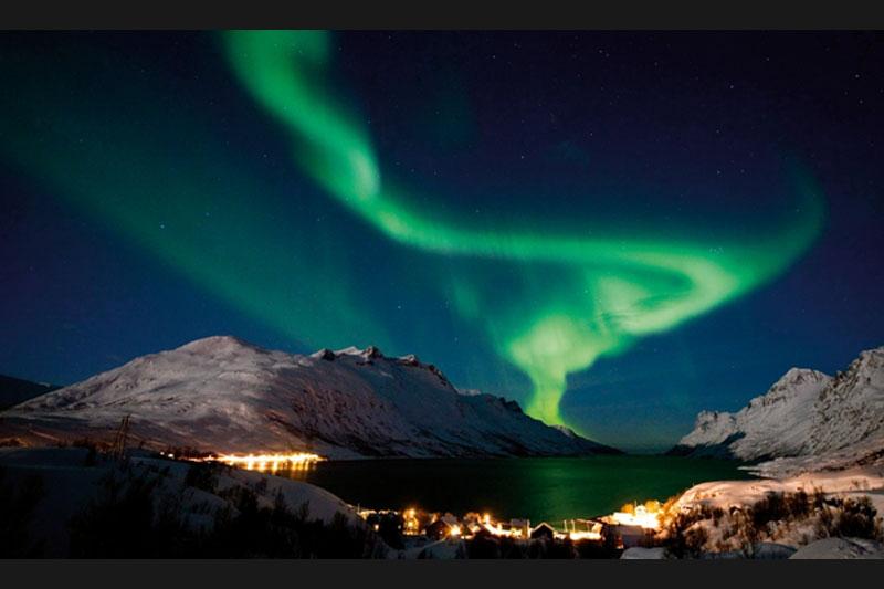 <b></div>Soleil trompeur.</b> C'est une danse étrange. Un fascinant ballet de poussières célestes poussées par les vents polaires au-dessus du village d'Ersfjordbotn, près de Tromsö dans le nord de la Norvège. Même si les habitants des régions polaires sont habitués aux aurores boréales, le spectacle de ce phénomène atmosphérique continue de les fasciner, comme au temps de leurs ancêtres qui y voyaient des messages divins. Les aurores boréales se forment au-dessus des pôles lorsque les vents solaires entrent en collisions avec l'atmosphère terrestre. Nous traversons actuellement la période la plus intense du cycle du Soleil, qui s'étale sur onze ans environ, et dont le pic aura lieu en 2013.