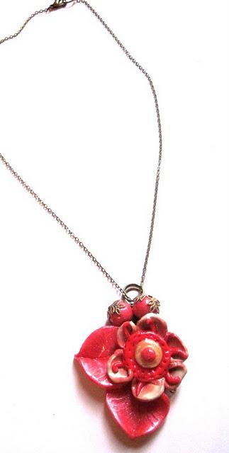 Collier court avec fleur orangée